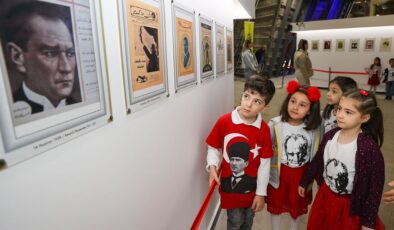 Minik ziyaretçiler Atatürk fotoğrafları sergisine hayran kaldı