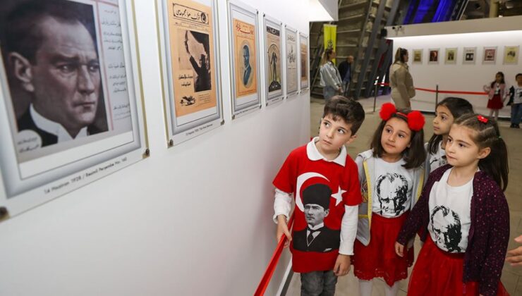Minik ziyaretçiler Atatürk fotoğrafları sergisine hayran kaldı