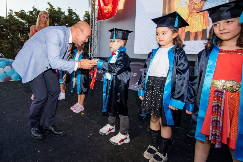 İzmir B&uuml;y&uuml;kşehir Belediye Başkanı Tun&ccedil; Soyer, İZELMAN Anaokulları&rsquo;nın mezuniyet t&ouml;renine
