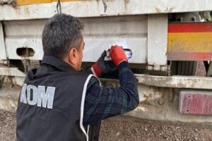 Osmaniye'de polisin durdurduğu mısır y&uuml;kl&uuml; TIR'da yapılan aramada, piyasa değeri