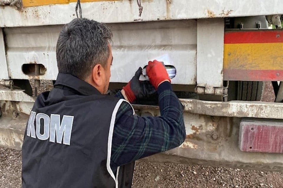 Osmaniye'de polisin durdurduğu mısır y&uuml;kl&uuml; TIR'da yapılan aramada, piyasa değeri