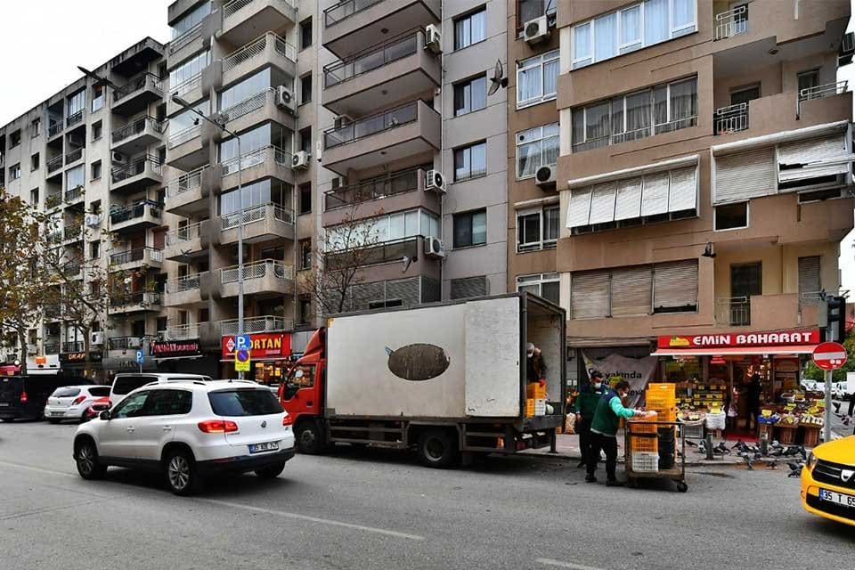 İzmir B&uuml;y&uuml;kşehir Belediyesi,&nbsp; Mithatpaşa Caddesi'nde hayata ge&ccedil;irdiği uygulamayla trafik akışını