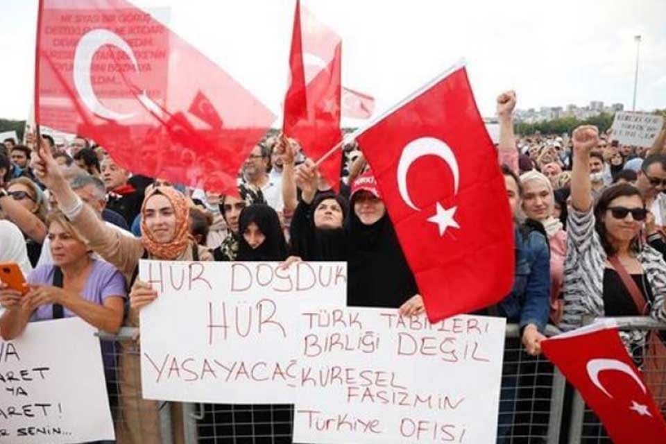 Aşı karşıtlarının İzmir'de yapacağı mitingin yeri değiştirildi. İzmir Valiliği aşı
