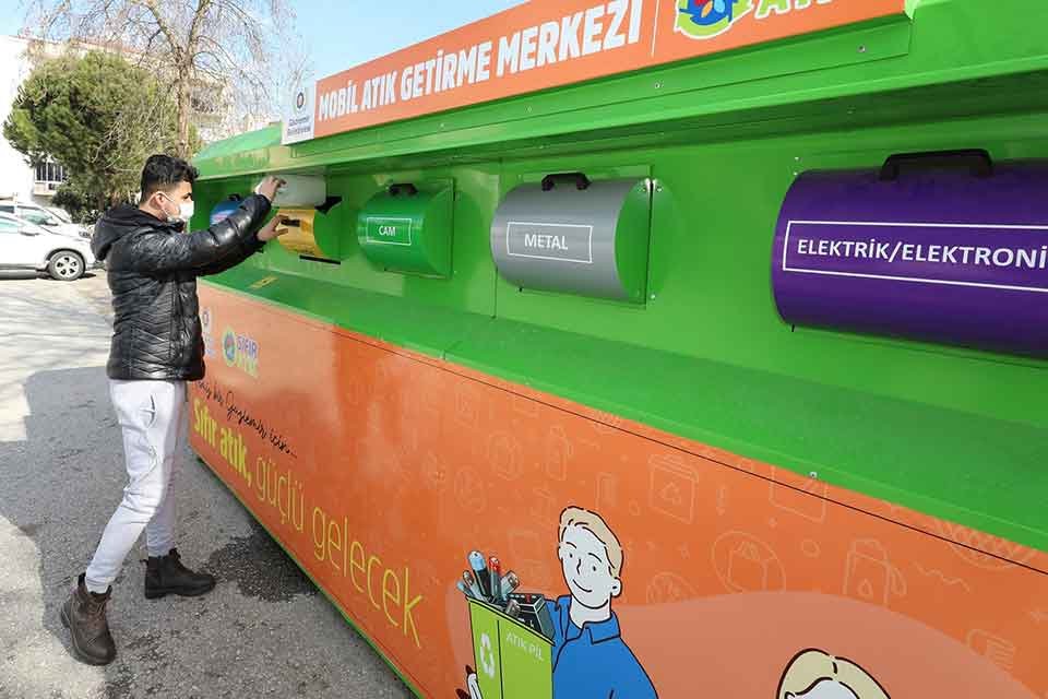Sıfır atık hedefiyle &ccedil;alışmalarını y&uuml;r&uuml;ten&nbsp;Gaziemir Belediyesi, kentin farklı noktalarına yerleştirdiği