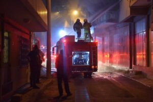 İzmir'in Karabağlar il&ccedil;esinde, 2 katlı mobilya at&ouml;lyesinde &ccedil;ıkan yangın, ekiplerin