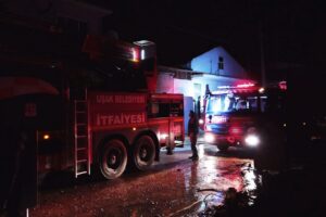 Uşak'ta 2 katlı mobilya at&ouml;lyesinin 2'nci katında &ccedil;ıkan yangın, ekiplerin