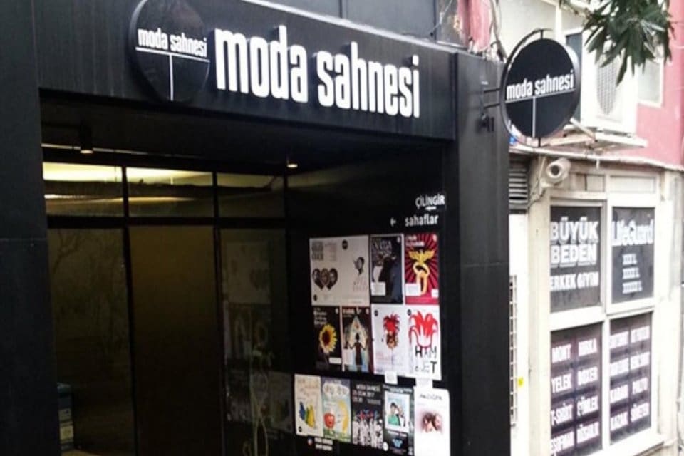 Faturayı &ouml;deyemediği i&ccedil;in Moda Sahnesi'nin elektriği kesildi.&nbsp;Moda Sahnesi, elektriklerinin bir