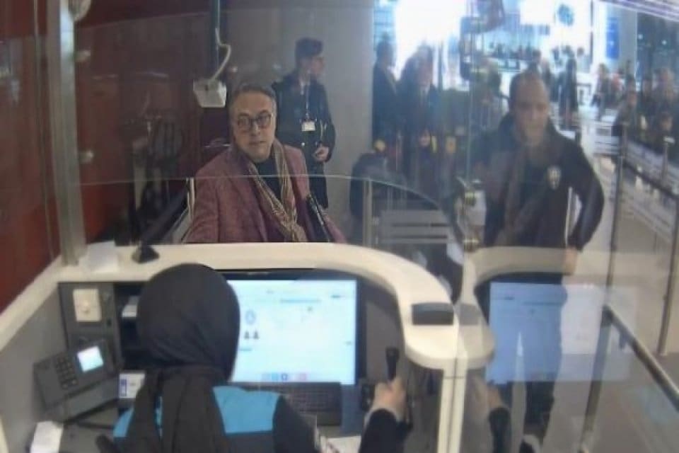 Modacı Barbaros Şansal, KKTC d&ouml;n&uuml;ş&uuml; İstanbul Havalimanı'nda g&ouml;zaltına alındı. Edinilen