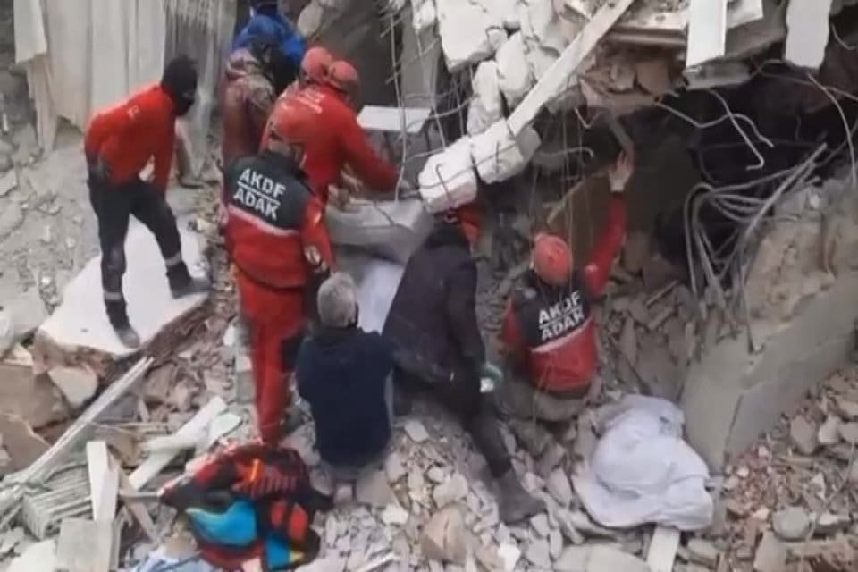 Depremden etkilenen illerden biri olan&nbsp;Hatay-Kırıkhan Kurtuluş Mahallesi'ndeki &ouml;ğretmenevi enkazında kurtarma
