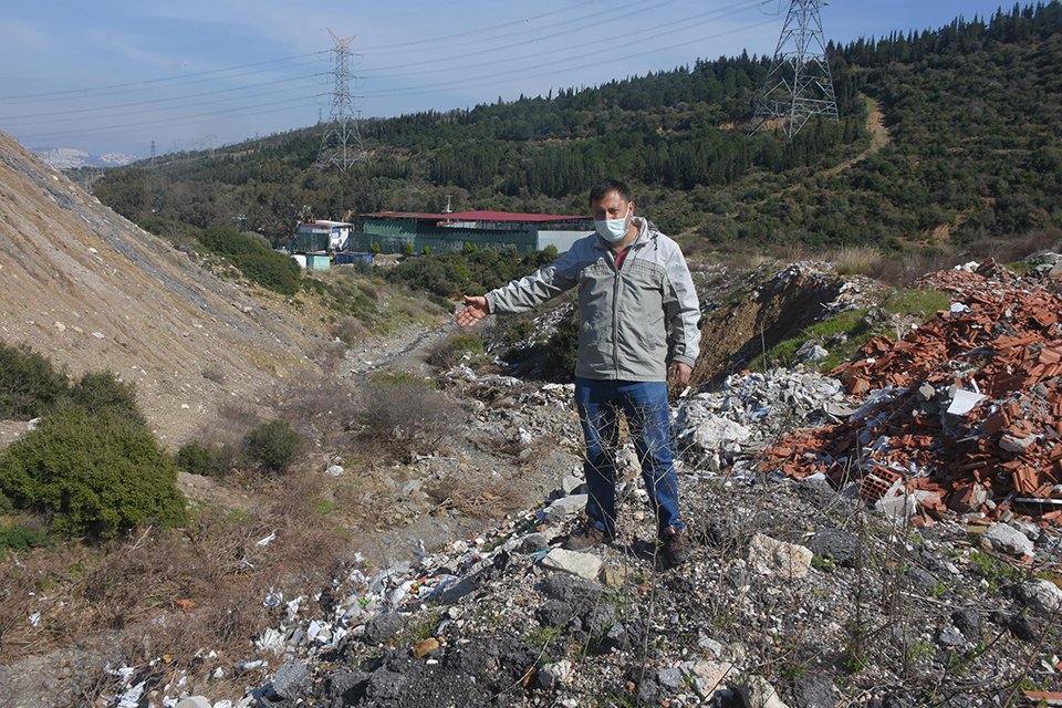 İzmir'in Karabağlar ilçesinde bulunan Uzundere Mahallesi'ndeki tarım alanı, kaçak moloz