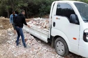 Muğla'nın Bodrum il&ccedil;esinde, ormana moloz d&ouml;ken 2 kişi, zabıta ekipleri