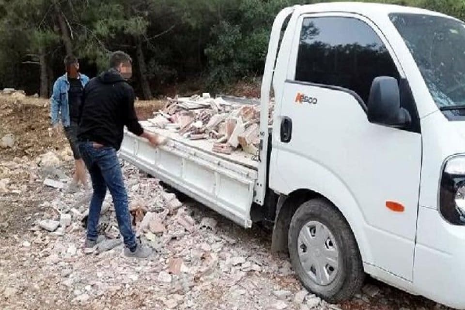 Muğla'nın Bodrum il&ccedil;esinde, ormana moloz d&ouml;ken 2 kişi, zabıta ekipleri