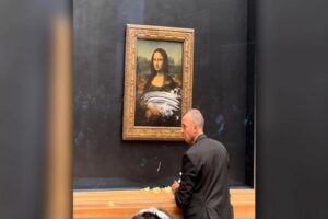 Louvre M&uuml;zesi'nde sergilenen Mona Lisa tablosuna pazar g&uuml;n&uuml; bir kişi
