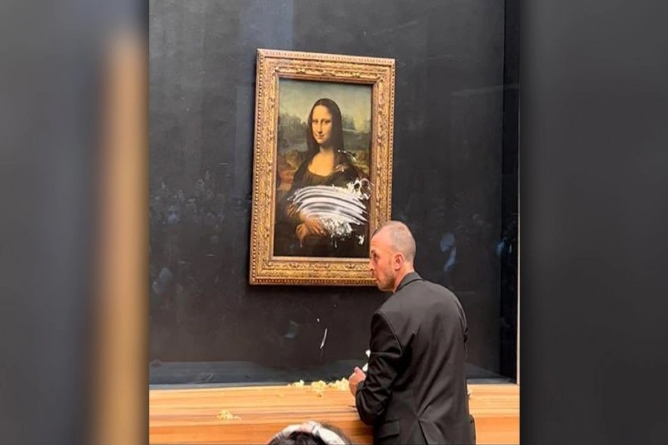 Louvre M&uuml;zesi'nde sergilenen Mona Lisa tablosuna pazar g&uuml;n&uuml; bir kişi