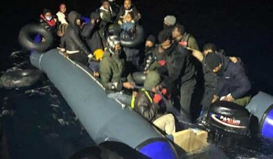 Motor arızası nedeniyle sürüklenen bottaki 34 kaçak göçmen kurtarıldı