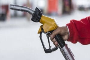 Rusya-Ukrayna savaşıyla birlikte brent petrol fiyatlarında dalganlanma s&uuml;rerken, benzin ve