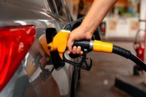 Rusya-Ukrayna savaşıyla birlikte brent petrol fiyatlarında dalganlanma s&uuml;rerken, benzin ve