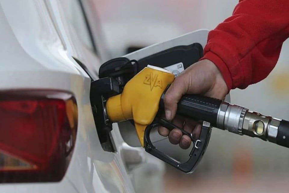 Motorin fiyatlarına yarından itibaren 1 lira 5 kuruşluk zam bekleniyor.&nbsp;