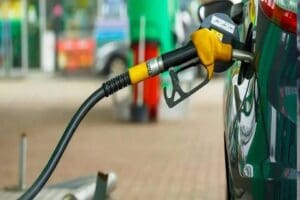 Motorinin litre fiyatına 1.05 lira zam geldi. D&uuml;n benzine gelen