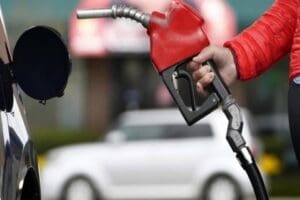 Yarından itibaren motorine 1 lira 4 kuruş indirim bekleniyor. 11