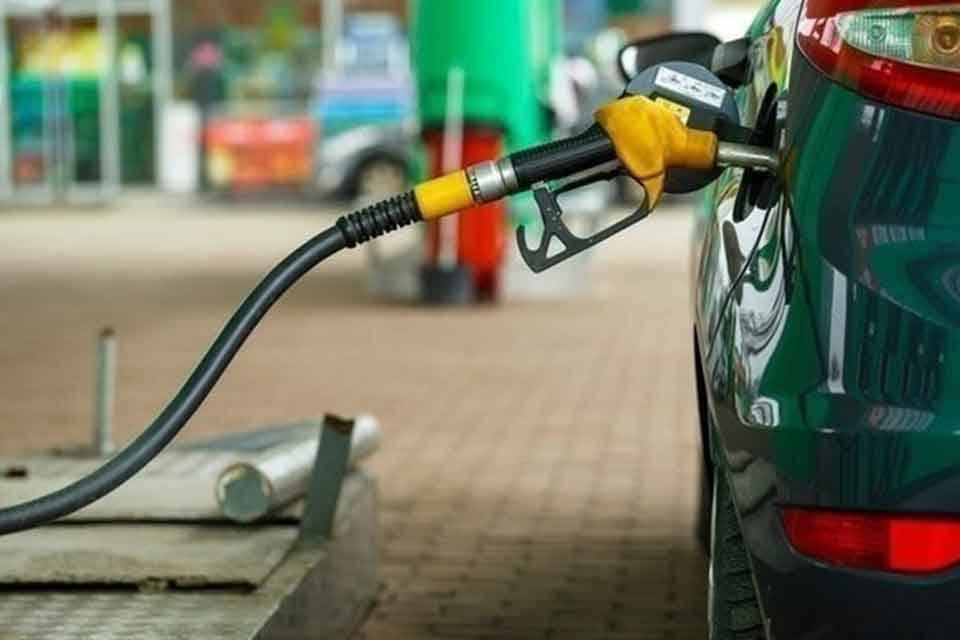 Motorine bu gece 1 lira 16 kuruş zam geldi. Litresi