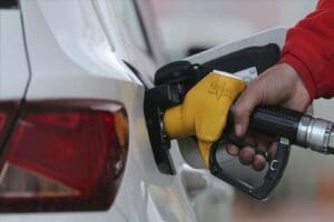 Rusya-Ukrayna savaşıyla birlikte brent petrol fiyatlarında dalganlanma s&uuml;rerken, benzin ve