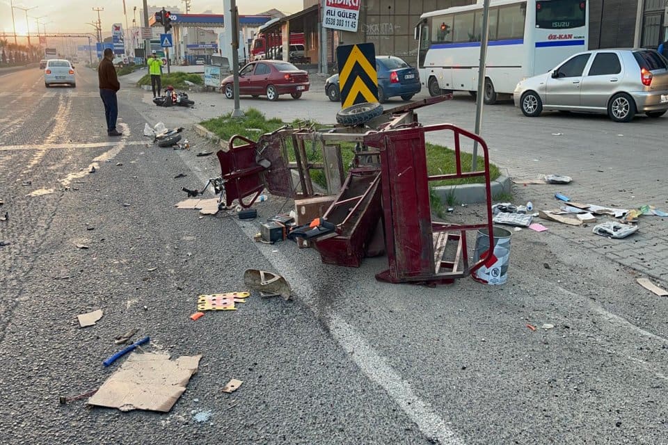 Manisa'nın Turgutlu il&ccedil;esinde, motosiklet ve&nbsp;elektrikli bisikletin &ccedil;arpıştığı kazada s&uuml;r&uuml;c&uuml;ler Uğur