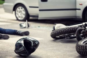 İzmir'in Dikili ilçesinde, otomobile çarpmamak için sürücüsünün manevra yaptığı motosiklet,