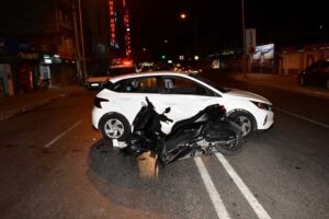 İzmir'in Konak ilçesinde, iddiaya göre dönüş yapmak isteyen otomobile motosiklet