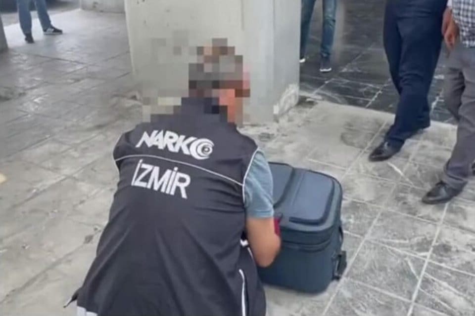 İZMİR'in Kemalpaşa il&ccedil;e girişinde durdurulan motosiklette 5 kilo 20 gram