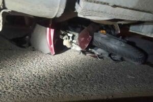 MANİSA&rsquo;nın Turgutlu il&ccedil;esinde, kırmızı ışıkta ge&ccedil;tiği iddia edilen TIR&rsquo;ın altına