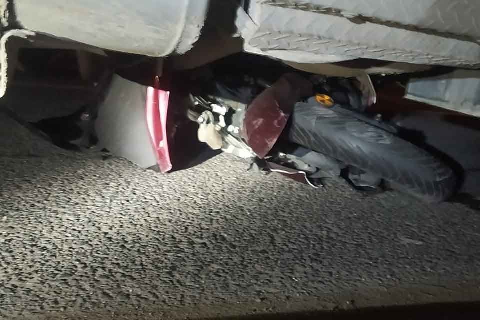 MANİSA&rsquo;nın Turgutlu il&ccedil;esinde, kırmızı ışıkta ge&ccedil;tiği iddia edilen TIR&rsquo;ın altına