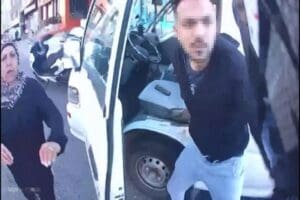 İstanbul'da, minib&uuml;s s&uuml;r&uuml;c&uuml;s&uuml; trafikte tartıştığı motosikletliyi 7 yerinden bı&ccedil;akladı. Yanındaki
