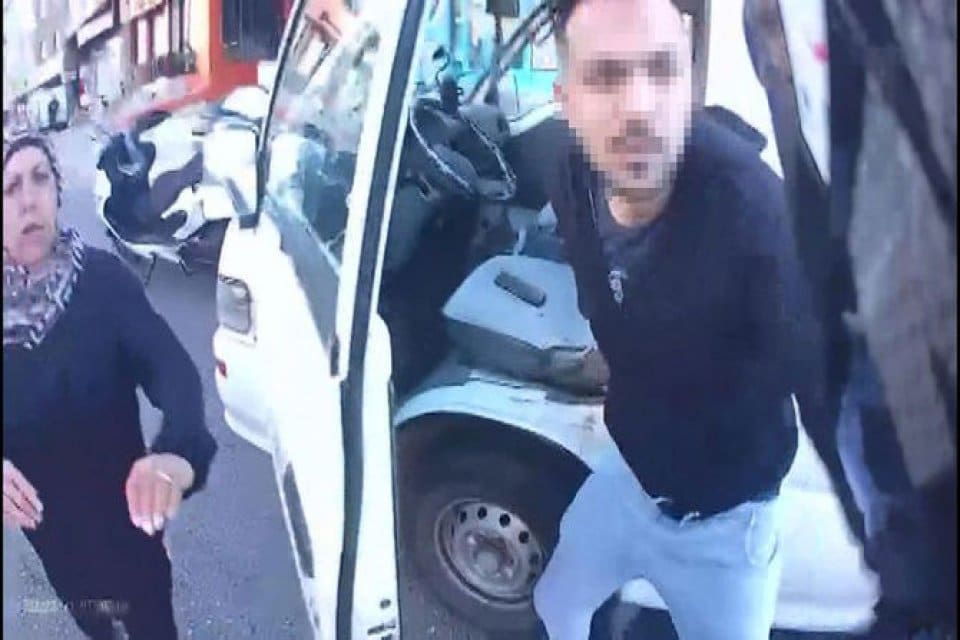 İstanbul'da, minib&uuml;s s&uuml;r&uuml;c&uuml;s&uuml; trafikte tartıştığı motosikletliyi 7 yerinden bı&ccedil;akladı. Yanındaki