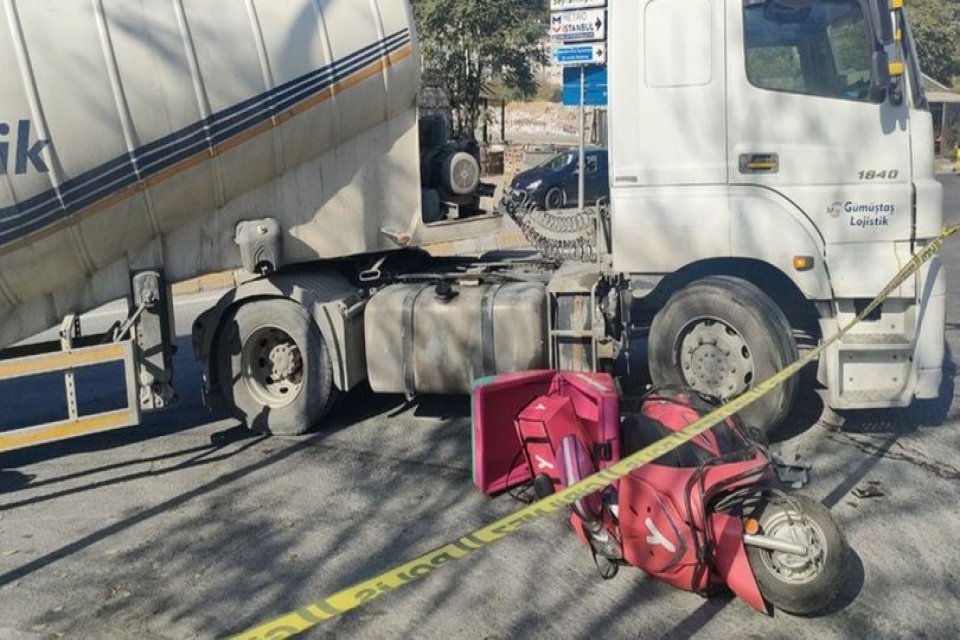 İstanbul'un Sarıyer il&ccedil;esinde kavşaktan d&ouml;nd&uuml;ğ&uuml; sırada TIR'ın altında kalan 41