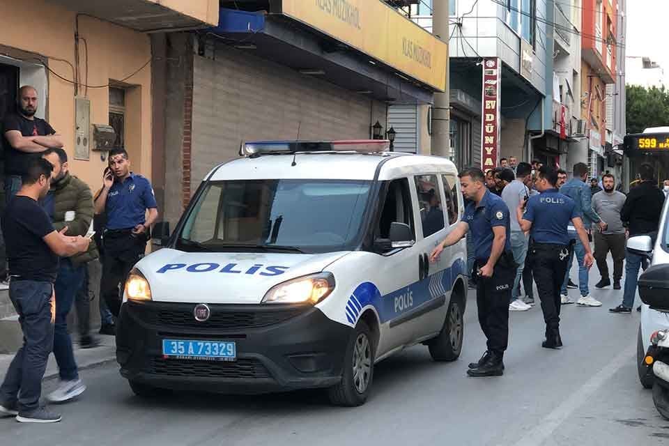 İZMİR&rsquo;in Bayraklı il&ccedil;esinde motosikletle bulunan iki kişinin tabanca ile a&ccedil;tığı