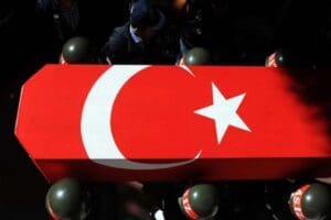 Pen&ccedil;e-Kilit operasyonu b&ouml;lgesinde Teğmen Duabey Onur &Ouml;zt&uuml;rkmen, Uzman &Ccedil;avuş Mustafa
