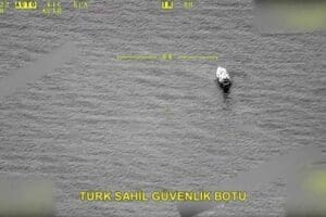 Milli Savunma Bakanlığı,&nbsp;Ege Denizi'nde&nbsp;Yunanistan&nbsp;Sahil G&uuml;venlik&nbsp;botlarının d&uuml;zensiz g&ouml;&ccedil;menleri taşıyan lastik botu