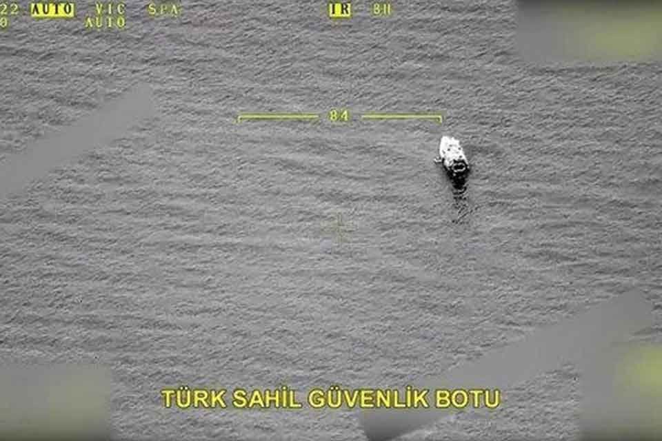 Milli Savunma Bakanlığı,&nbsp;Ege Denizi'nde&nbsp;Yunanistan&nbsp;Sahil G&uuml;venlik&nbsp;botlarının d&uuml;zensiz g&ouml;&ccedil;menleri taşıyan lastik botu