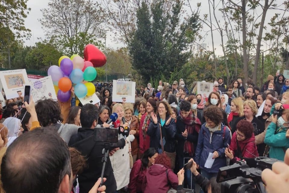 Kadınlar, Bakırk&ouml;y Kadın Kapalı Cezaevi &ouml;n&uuml;nde, Gezi tutukluları M&uuml;cella Yapıcı,