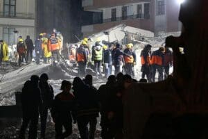 Kahramanmaraş'taki arama kurtarma &ccedil;alışmaları 52. saatte devam ediyor. Ekipler, betonların