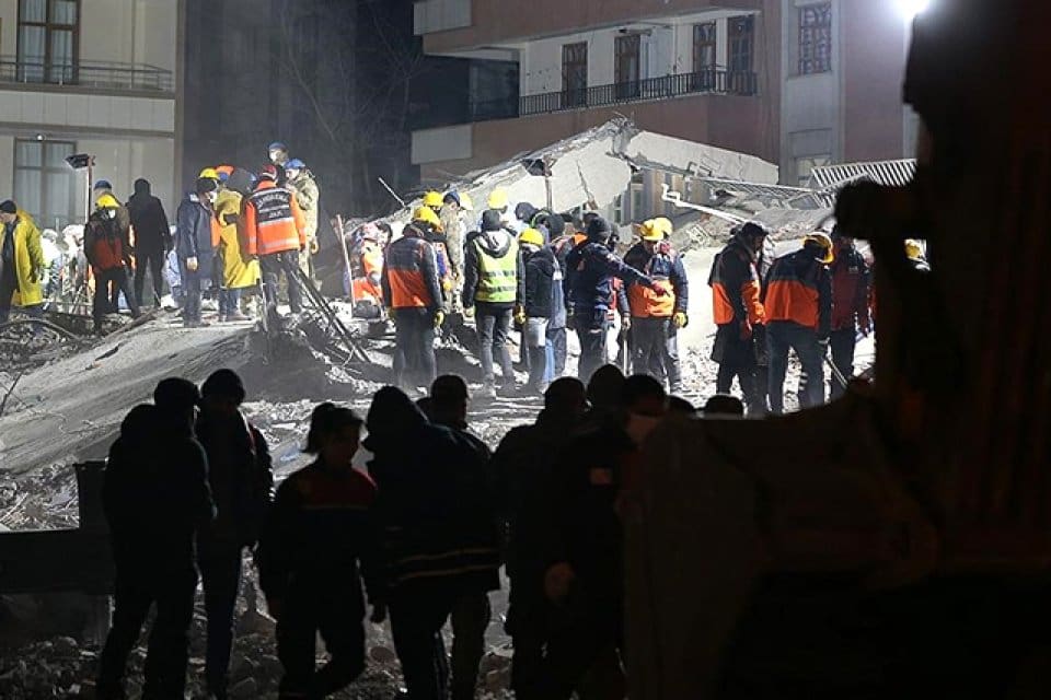 Kahramanmaraş'taki arama kurtarma &ccedil;alışmaları 52. saatte devam ediyor. Ekipler, betonların