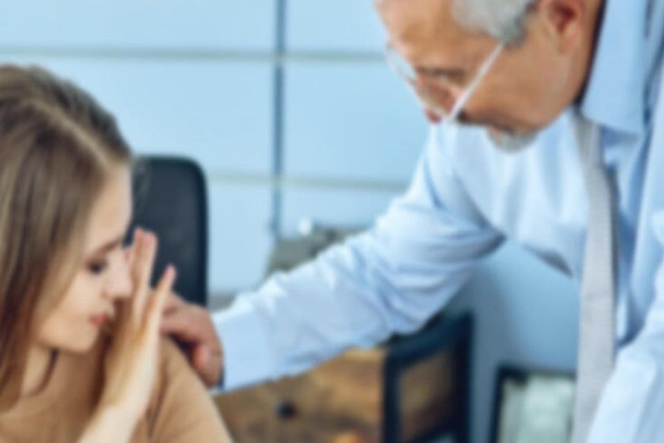 İş yerinde m&uuml;d&uuml;r&uuml;n&uuml;n tacizine uğrayan gen&ccedil; kadın soluğu savcılıkta aldı.