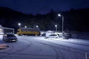 MUĞLA'da gece saatlerinde başlayan kar yağışı, hayatı olumsuz etkiledi. Yağış