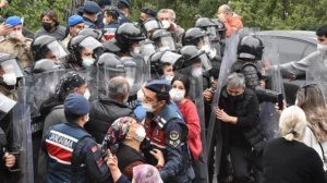 Muğla'nın Menteşe ilçesinde kaçak yapıların yıkımına gelen ekiplerle engel olmak