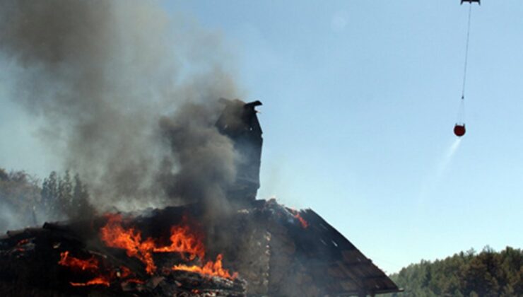 Muğla'da korkutan yangın! Karayolu kapatıldı, vatandaşlar tahliye ediliyor