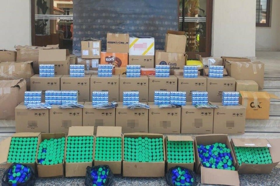 Muğla'nın Fethiye il&ccedil;esinde, polisin d&uuml;zenlediği operasyonda 8 bin 700 sahte