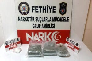 Muğla'nın Fethiye ve Seydikemer il&ccedil;elerinde, polis ekiplerince d&uuml;zenlenen&nbsp;operasyonlarda 1 kilo