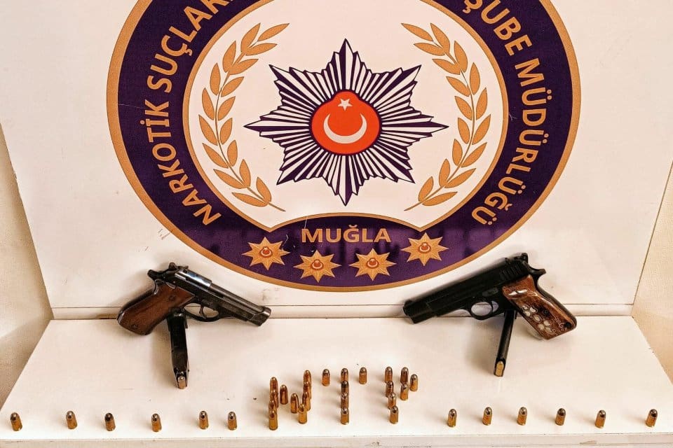 Muğla'da polisin d&uuml;zenlediği uyuşturucu operasyonlarında 9 ş&uuml;pheli, g&ouml;zaltına alınıp tutuklandı.