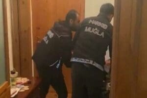 Muğla ve İzmir'de polisin eş zamanlı d&uuml;zenlediği uyuşturucu operasyonunda 25